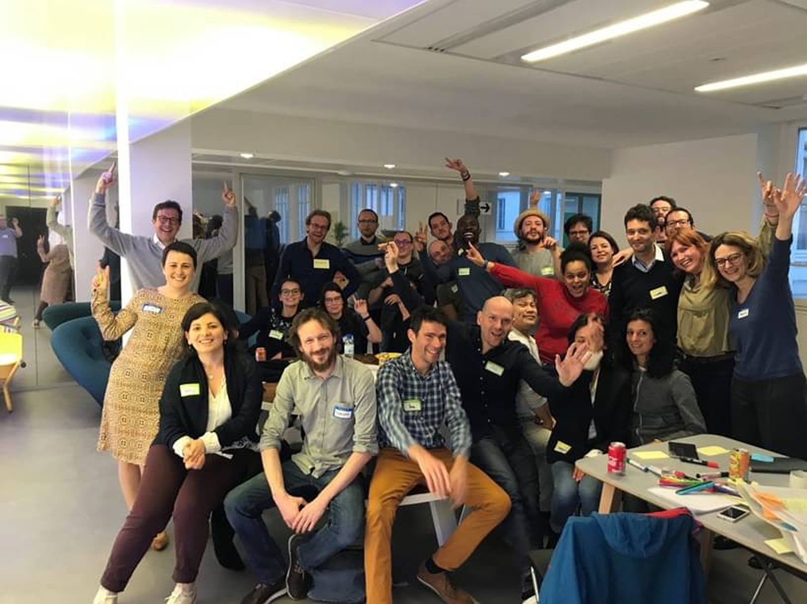 Participants levant les bras à la fin d'un atelier animé par Klap
